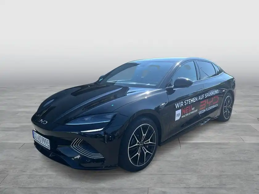 Das Bild zeigt einen schwarzen BYD SEAL EXCELLENCE aus der Seitenansicht mit Händlerlogo und markanten Texteinblendungen.