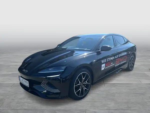 Das Bild zeigt einen schwarzen BYD SEAL EXCELLENCE aus der Seitenansicht mit Händlerlogo und markanten Texteinblendungen.