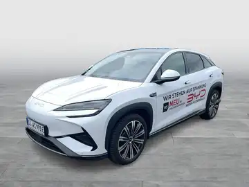 Das Bild zeigt einen BYD SEALION 7 EXCELLENCE AWD aus der Seitenansicht in weiß, mit markanten Texteinblendungen für Werbung.