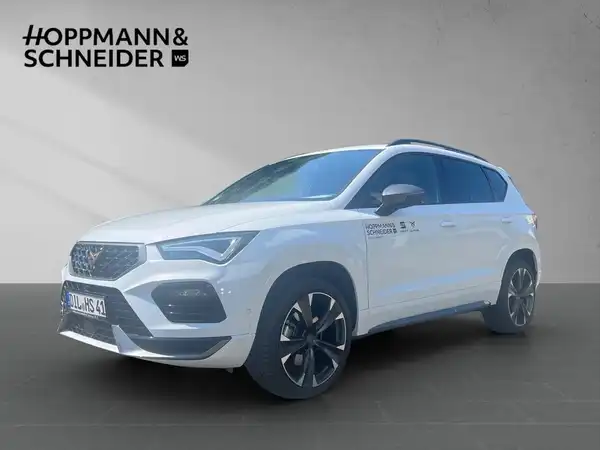 Das Bild zeigt einen weißen CUPRA Ateca aus seitlicher Perspektive. Oben links ist das Händlerlogo 'HOPPMANN & SCHNEIDER' integriert.