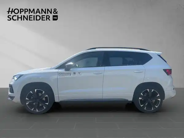 Das Bild zeigt einen weißen CUPRA ATECA von der Seite. Im oberen Bereich ist das Händlerlogo "HOPPMANN & SCHNEIDER" eingeblendet.