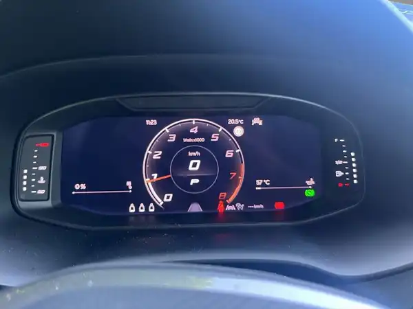 Aufnahme des Innenraums eines CUPRA ATECA, mit einem digitalen Armaturenbrett und schwarzer Innenausstattung.