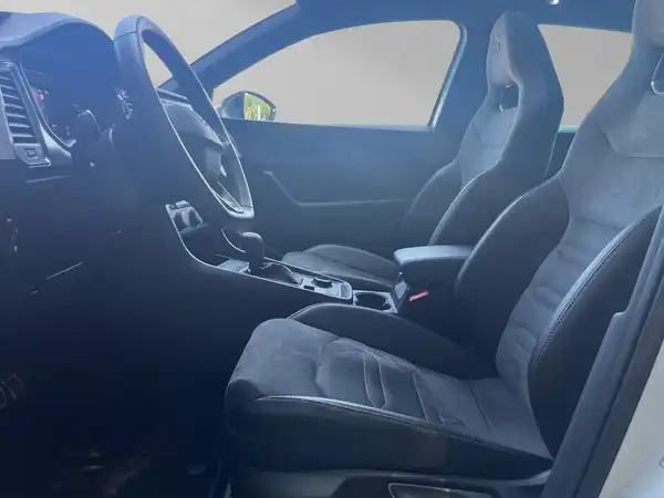 Das Bild zeigt den Innenraum eines CUPRA ATECA mit schwarzen Sitzen und Armaturen.