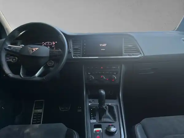 Das Bild zeigt das Innenraum eines CUPRA ATECA in schwarzer Farbe.