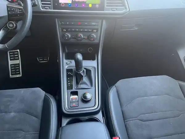 Das Bild zeigt den Innenraum eines CUPRA ATECA mit schwarzem Interieur.