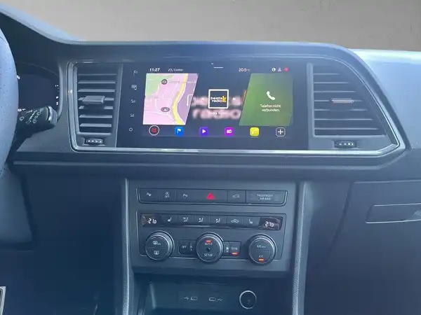 Das Bild zeigt das Innere eines CUPRA ATECA mit einem Navigationsbildschirm, auf dem eine Karte angezeigt wird.