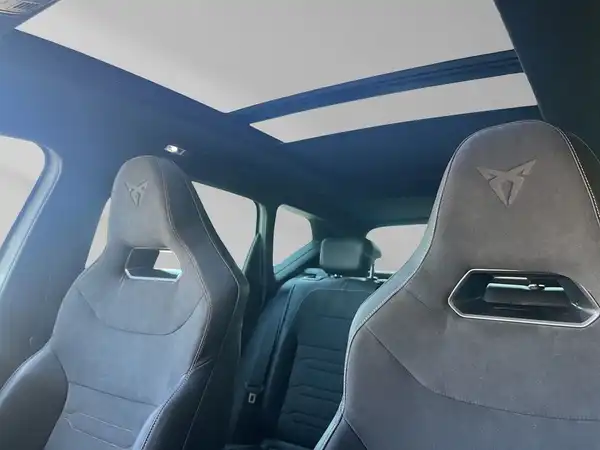 Das Bild zeigt den Innenraum eines CUPRA ATECA, erkennbar an den Sportsitzen in schwarz mit Alcantara-Elementen und dem Panorama-Dach.