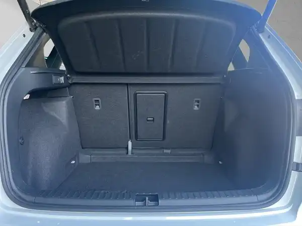 Innenaufnahme des Kofferraums eines CUPRA ATECA in schwarzer Farbe.