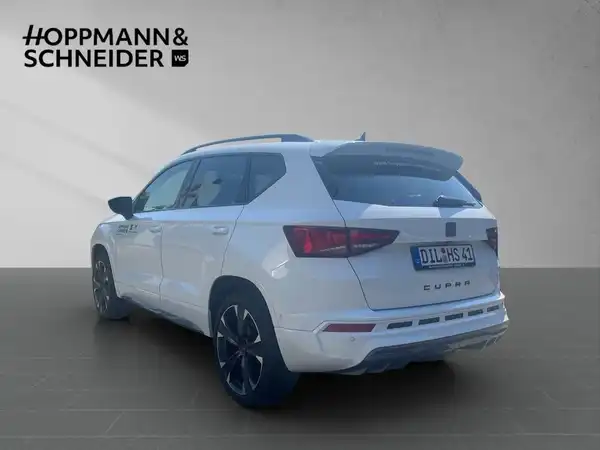 Das Bild zeigt einen weißen CUPRA ATECA von hinten. Das Händlernlogo "HOPPMANN & SCHNEIDER" ist im oberen Teil des Bildes sichtbar.