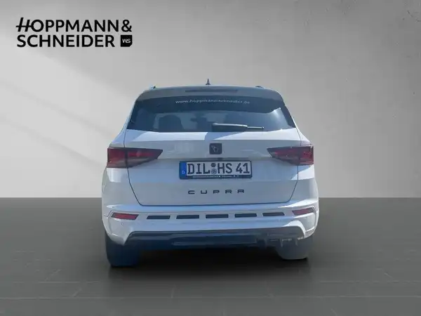Das Bild zeigt einen CUPRA ATECA von hinten in der Farbe weiß. Im Bild ist das Händlerlogo 'HOPPMANN & SCHNEIDER' sichtbar.