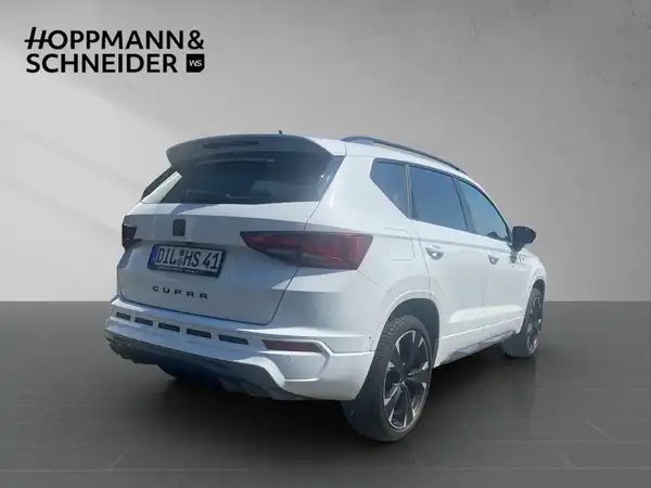 Ein Bild eines weißen CUPRA ATECA, aufgenommen von hinten. Das Bild enthält das Händlerlogo HOPPMANN & SCHNEIDER und zeigt das Fahrzeug.