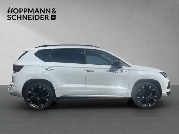 Das Bild zeigt einen CUPRA Ateca von der Seite in weißer Farbe. Das Händlerlogo HOPPMANN & SCHNEIDER ist eingeblendet.