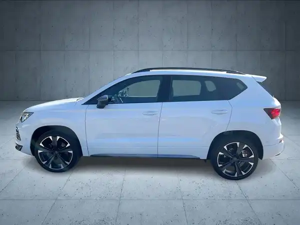 Das Bild zeigt einen weißen CUPRA ATECA von der Seite.