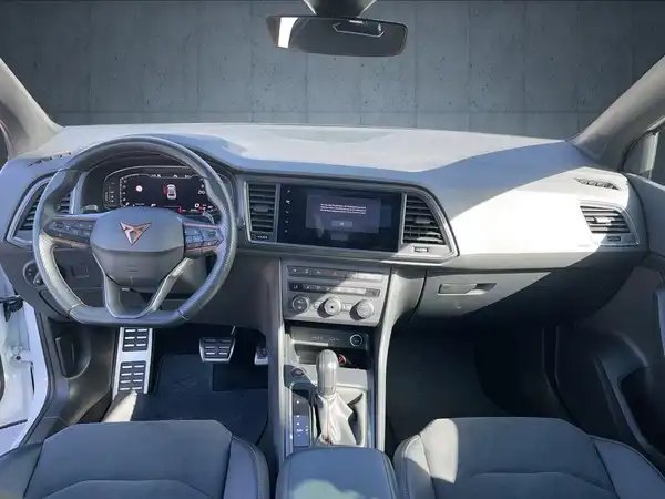 Das Bild zeigt das Inneninterieur eines CUPRA ATECA, aufgenommen von der Fahrerseite. Die Sitze sind schwarz.