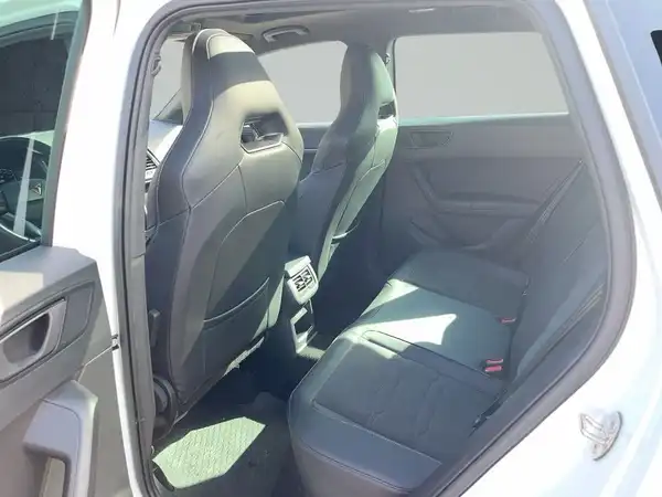 Auf dem Foto ist der Innenraum des CUPRA ATECA zu sehen, wobei die Rücksitze in schwarzer Farbe abgebildet sind.