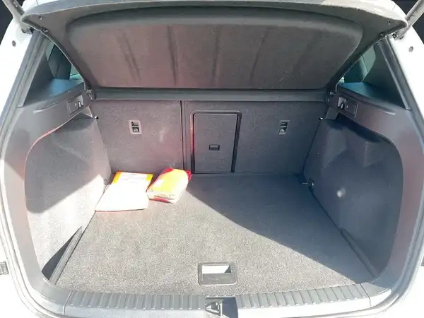 Das Bild zeigt den Innenraum des Kofferraums eines CUPRA ATECA. Der Kofferraum ist in Schwarz gehalten.