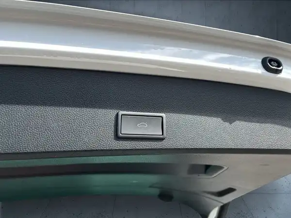 Das Bild zeigt die Rückansicht eines Fahrzeugs mit einem Schalter und einer Kamerainstallation. Es handelt sich um eine Aufnahme an der Rückseite des Fahrzeugs.