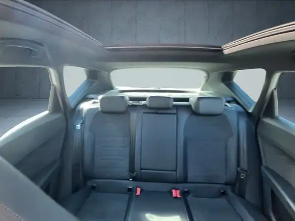 Das Bild zeigt den Innenraum eines CUPRA ATECA mit schwarzen Sitzen.