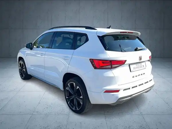 Das Bild zeigt einen CUPRA Ateca in Weiß, aufgenommen von hinten.
