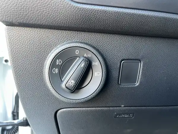 Das Bild zeigt das Innenleben eines Fahrzeugs, speziell einen Schalter für die Beleuchtung, in schwarz.