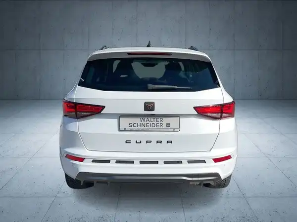 Das Bild zeigt einen weißen CUPRA ATECA von hinten mit dem Händlerlogo 'Walter Schneider'.
