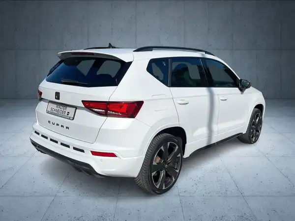 Das Bild zeigt einen weißen CUPRA ATECA aus der Rückansicht.