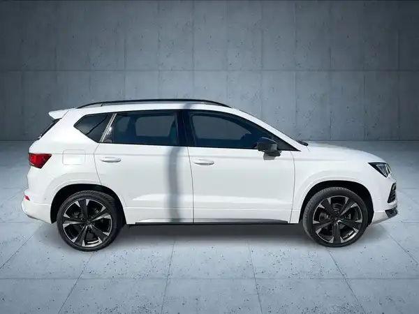 Das Bild zeigt einen CUPRA ATECA von der Seite in weißer Farbe.