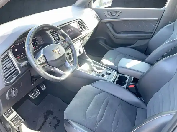 Das Bild zeigt den Innenraum eines CUPRA ATECA, mit schwarzem Interieur und einem sportlichen Design.