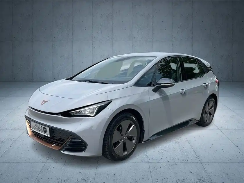 Das Bild zeigt einen CUPRA BORN in der Farbe Weiß, aufgenommen von der Seite.