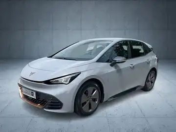 Das Bild zeigt einen CUPRA BORN in der Farbe Weiß, aufgenommen von der Seite.