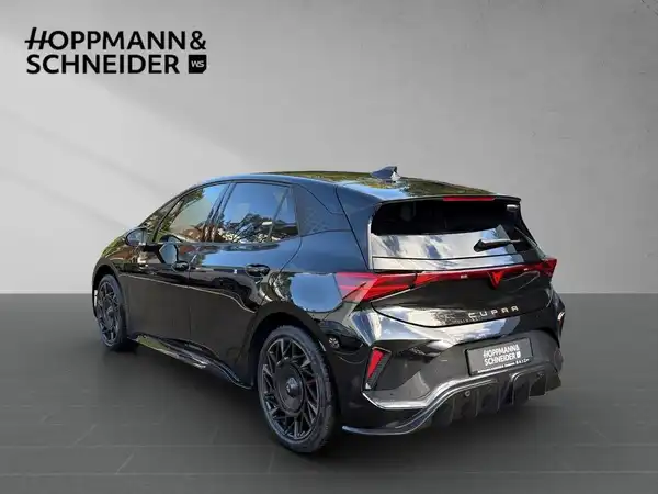 Das Bild zeigt einen schwarzen CUPRA BORN aus der Rückansicht mit einem Händlerlogo im oberen Bereich.
