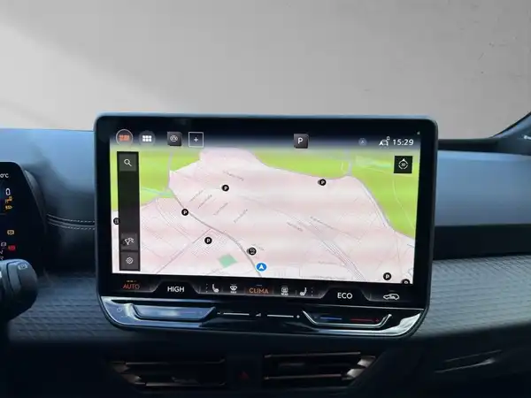Das Bild zeigt das Innenraumdisplay eines Fahrzeugs mit Navigationskarten auf dem Bildschirm.
