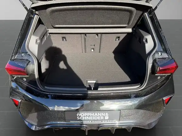 Das Bild zeigt den Kofferraum eines schwarzen CUPRA BORN von hinten. Das Händlerlogo "HOPPMANN & SCHNEIDER" ist im Bild sichtbar.