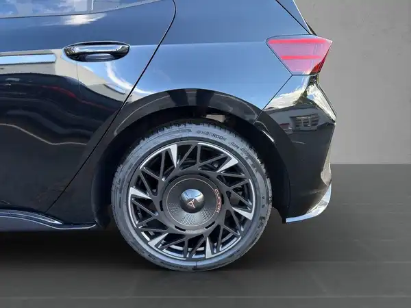 Das Bild zeigt die Seite eines schwarzen CUPRA BORN.