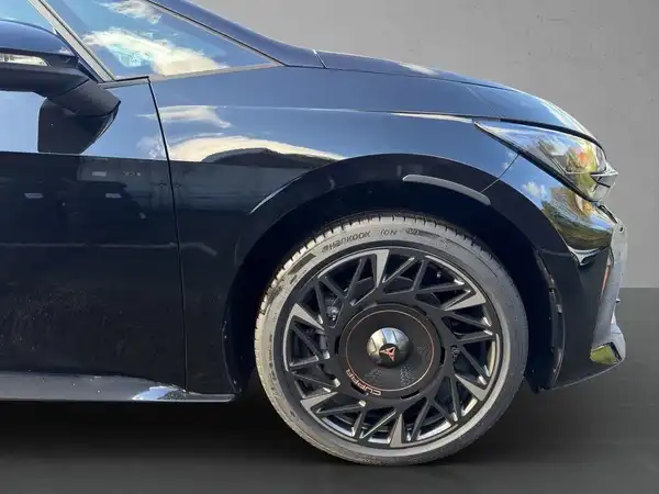 Das Bild zeigt die Seite eines schwarzen Fahrzeugs.