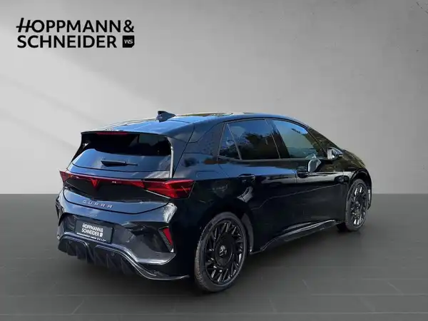 Das Bild zeigt einen CUPRA BORN von hinten, in schwarzer Farbe, mit dem Händlerlogo HOPPMANN & SCHNEIDER im oberen Bereich.