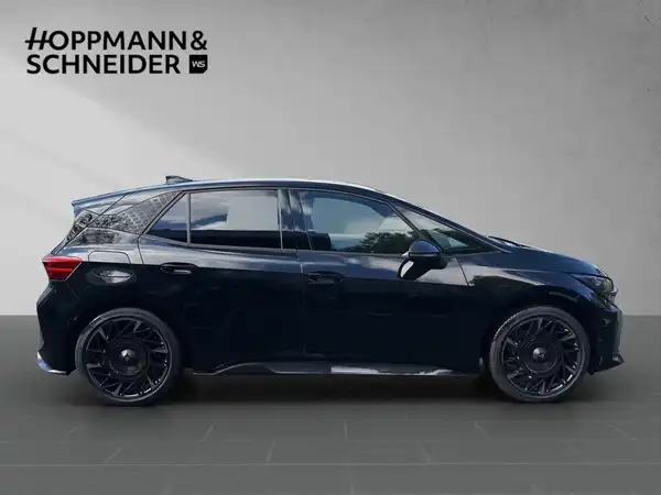 Es handelt sich um ein Seitenbild eines schwarzen Fahrzeuges mit Händlerlogo von HOPPMANN & SCHNEIDER im Hintergrund.