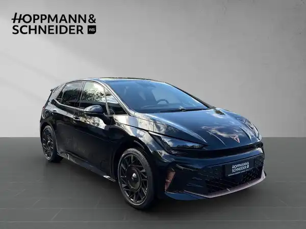 Das Bild zeigt einen schwarzen CUPRA BORN aus seitlicher Perspektive, mit einem Händlerlogo oben im Bild.