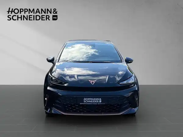 Das Bild zeigt einen CUPRA BORN aus der Frontalansicht in blauer Farbe. Im oberen Bereich ist das Händlerlogo "HOPPMANN & SCHNEIDER" zu sehen.