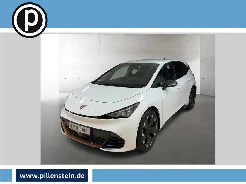 Das Bild zeigt einen CUPRA BORN in Weiß, aufgenommen von der Frontseite. Es enthält ein Händlersymbol und markante Texteinblendungen.
