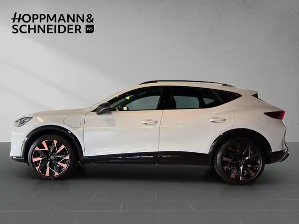 Das Bild zeigt einen weißen CUPRA Formentor aus seitlicher Perspektive. Im oberen Bereich des Bildes ist das Händlerlogo 'HOPPMANN & SCHNEIDER' eingeblendet.
