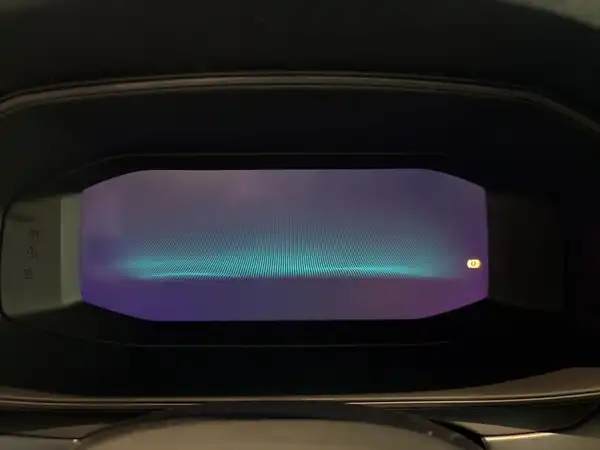 Die Aufnahme zeigt das Innere eines Fahrzeugs, vermutlich ein Armaturenbrett oder ähnliches, ohne erkennbare Farbe oder spezifisches Interieur.