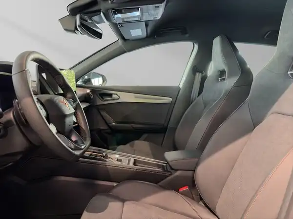 Innenaufnahme eines Fahrzeugs, mit schwarzem Interieur.