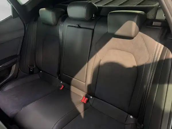 Das Bild zeigt die Rücksitzbank eines CUPRA FORMENTOR in schwarzem Interieur.