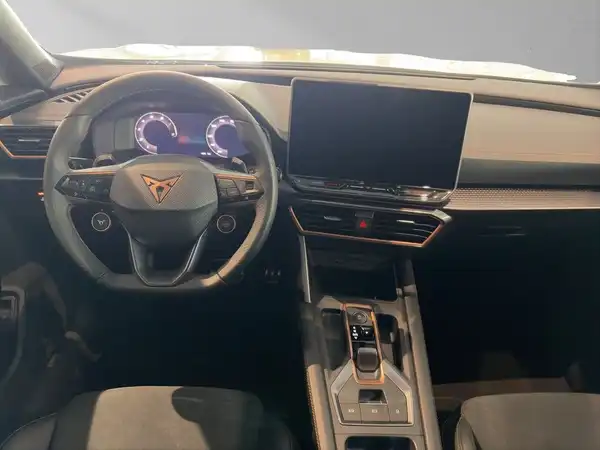 Das Bild zeigt das Innere eines CUPRA FORMENTOR in schwarzer Innenausstattung.