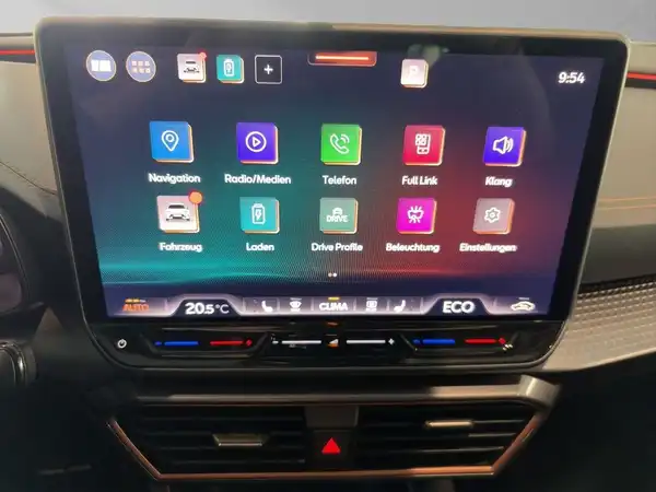 Innenaufnahme des Fahrzeugs CUPRA FORMENTOR mit schwarzem Interieur und markanten Texteinblendungen auf dem Bildschirm.