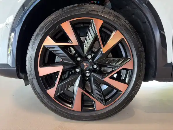 Das Bild zeigt eine Nahaufnahme des Rades eines CUPRA FORMENTOR in schwarz mit orangefarbenen Akzenten.