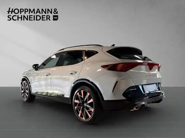 Das Bild zeigt einen CUPRA FORMENTOR von hinten, in weißer Farbe, mit dem Händlerlogo HOPPMANN & SCHNEIDER im Bild.