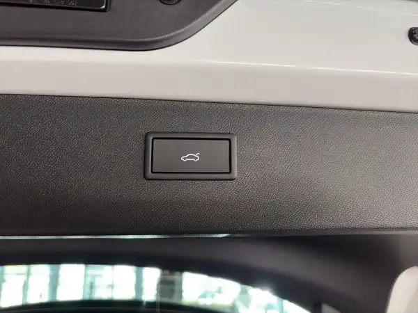 Eine Innenaufnahme des Fahrzeugs, die einen Knopf zeigt. Die Innenfarbe ist schwarz.
