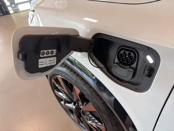 Das Bild zeigt die Ladeöffnung eines CUPRA FORMENTOR in weiß mit Sicht auf den Elektroanschluss.